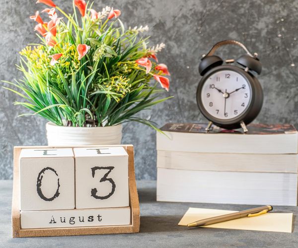 Calendar and a clock indicating a daily routine.